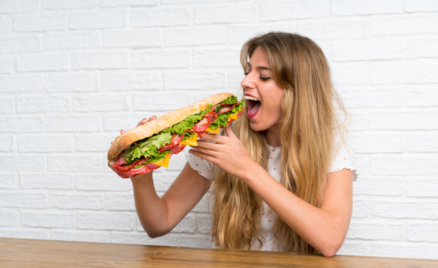 Mujer comiendo